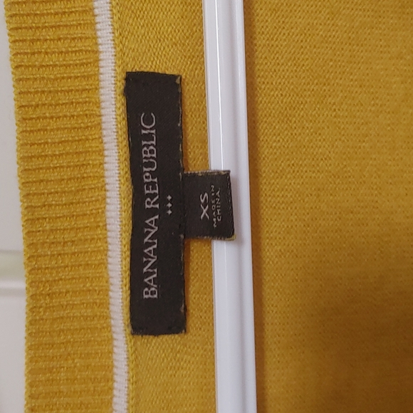 Mustard yellow banana republic sweater - Picture 2 of 4